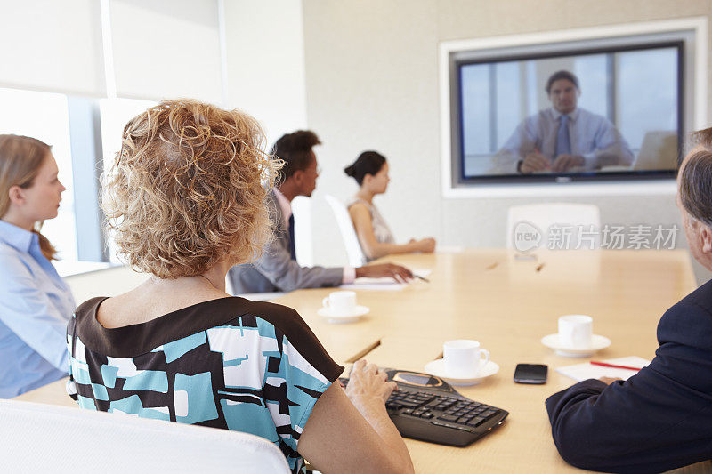 一群商务人士在会议室举行视频会议