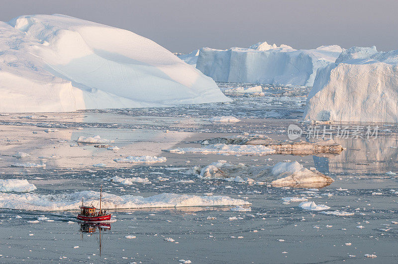 格陵兰岛冰山间的小船