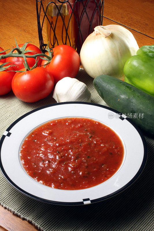 西红柿汤在碗里一会儿，在它的原料面前