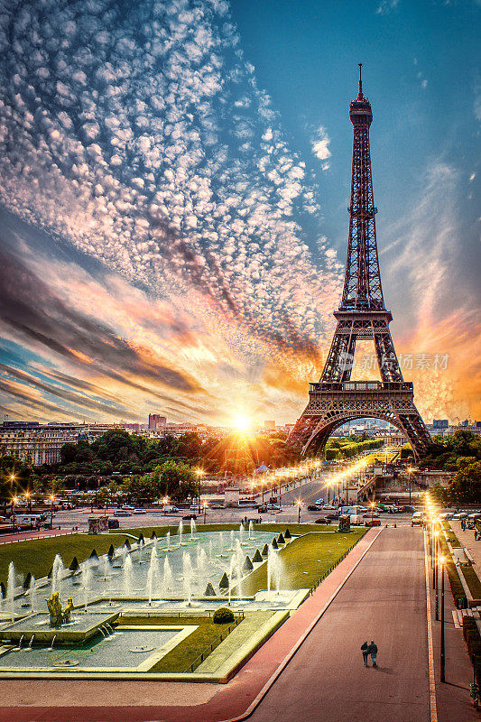 法国巴黎——艾菲尔铁塔旁的日落
