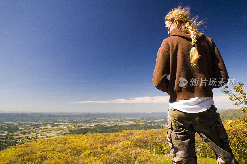 年轻女性的徒步旅行者