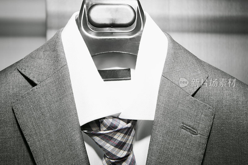 西装、衬衫和领带挂在衣架上。