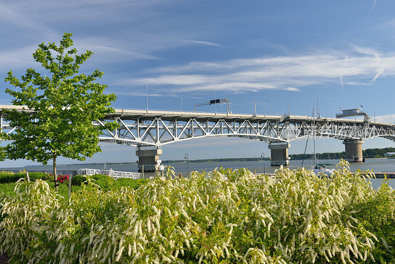 弗吉尼亚州约克镇约克河上的桥