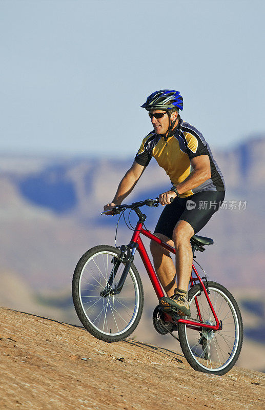 男性自行车骑山地自行车上坡在泥土地形