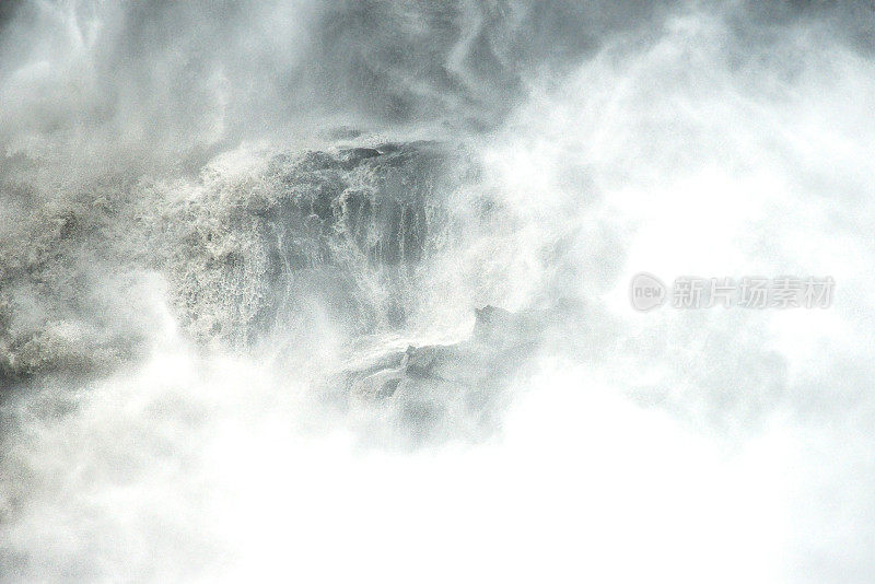 瀑布特写许多水在行动