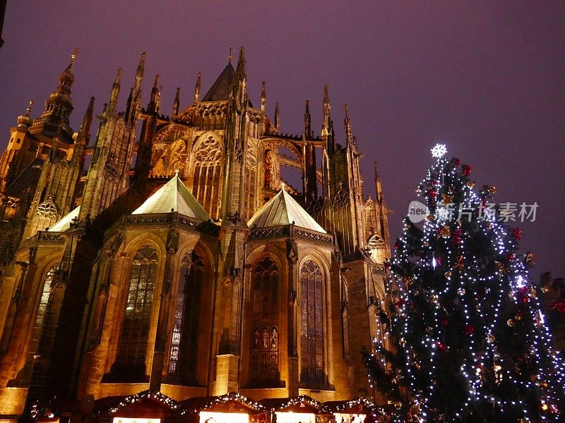 大教堂和圣诞树