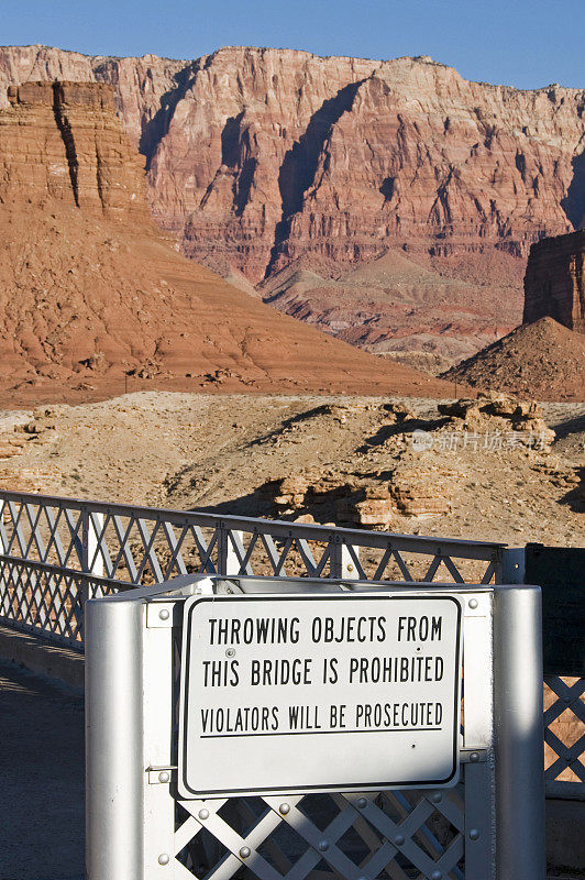 在桥和亚利桑那州北部岩层上的标志
