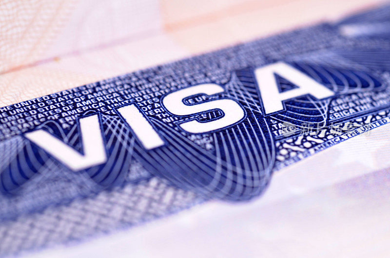 近距离观察美国签证上的蓝色和白色字母