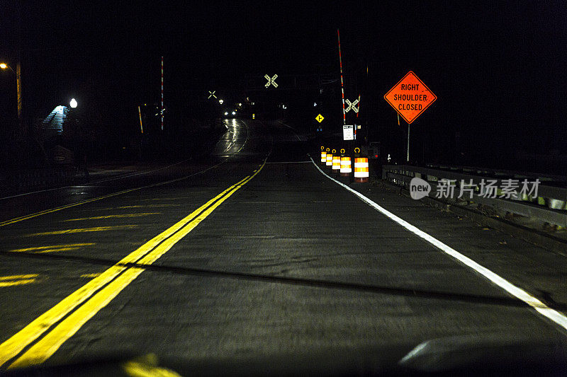 夜间车司机透视接近黑暗铁路十字路口道路交叉口