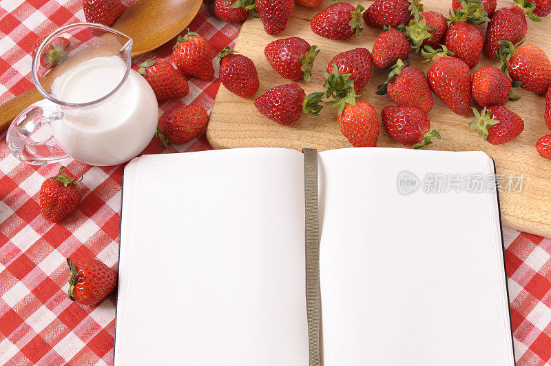 草莓与空白食谱和红色格子桌布