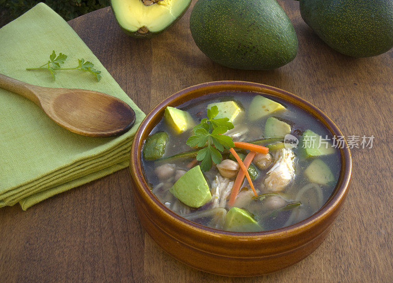 餐桌上的午餐是一碗牛油果鸡肉汤