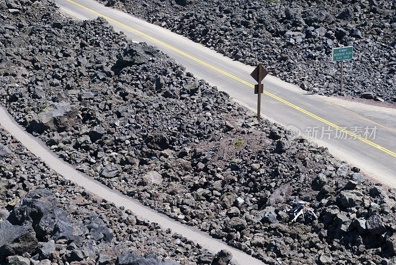 穿过麦肯齐山口火山岩的道路