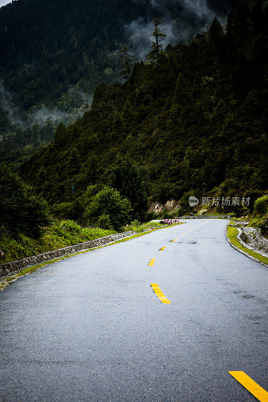 空无一人的道路