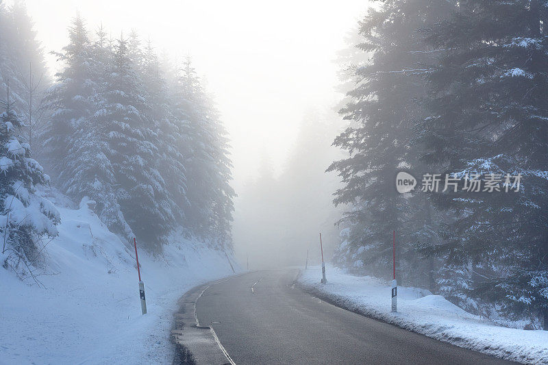 雾中的雪路