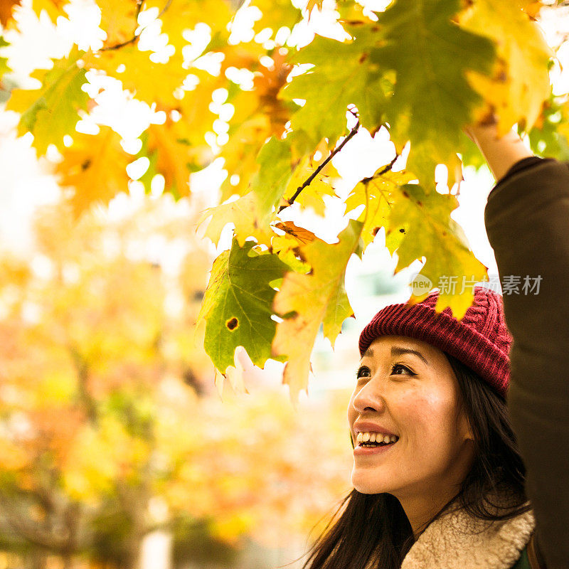 中国女人在享受秋天