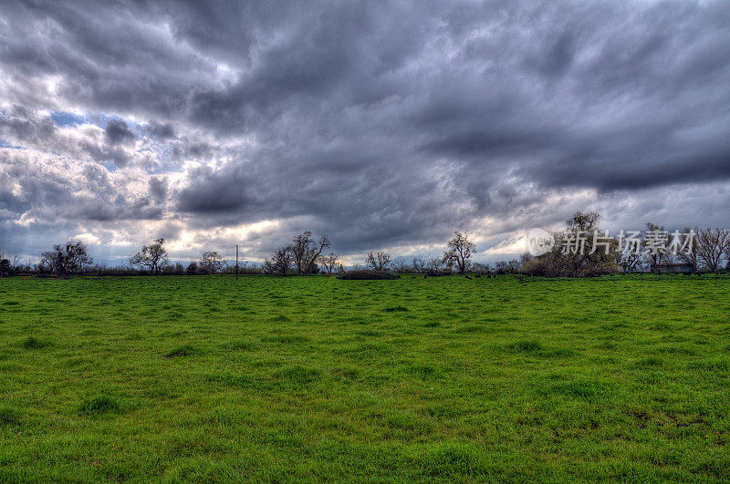 暴风雨的景观(HDR)