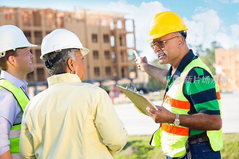 建筑工人指着建筑的东西