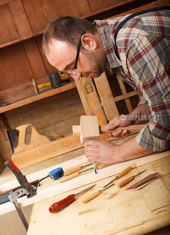 用工具工作的木匠。