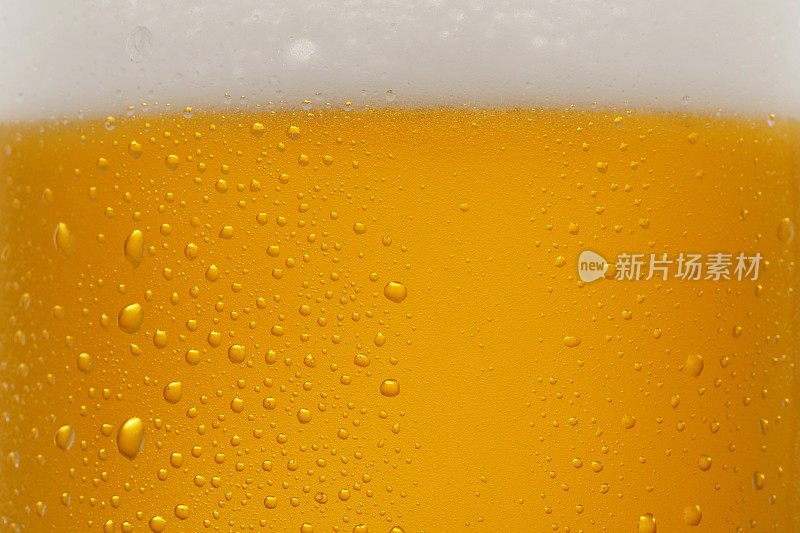 啤酒背景:冰镇的玻璃杯上凝结着水滴