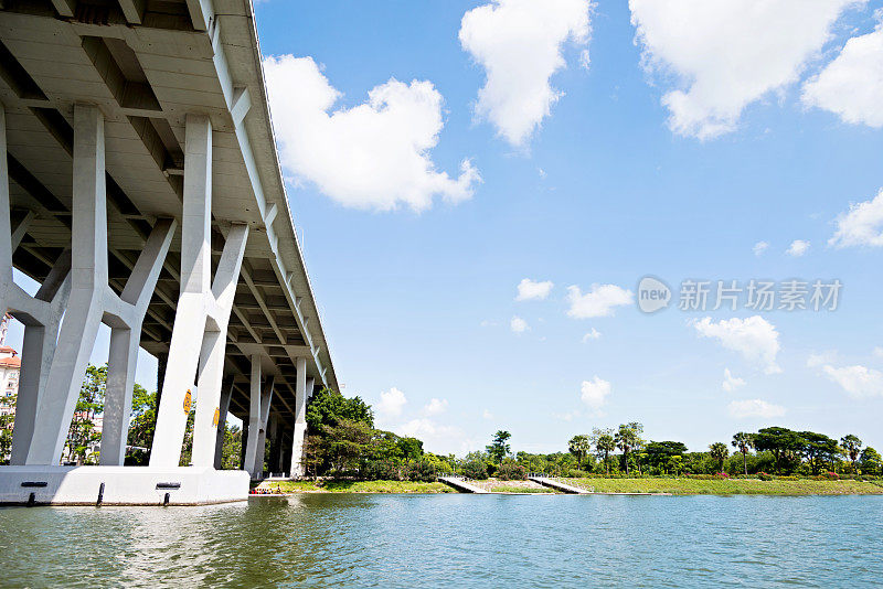 桥横跨水面