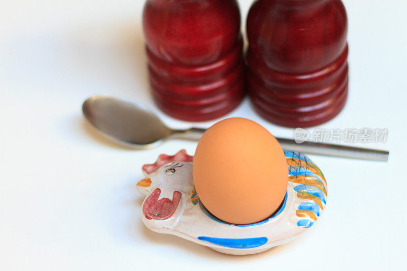 简单早餐:鸡蛋杯鸡蛋，盐和胡椒粉