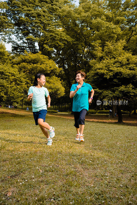 日本女孩和奶奶在公园里跑步