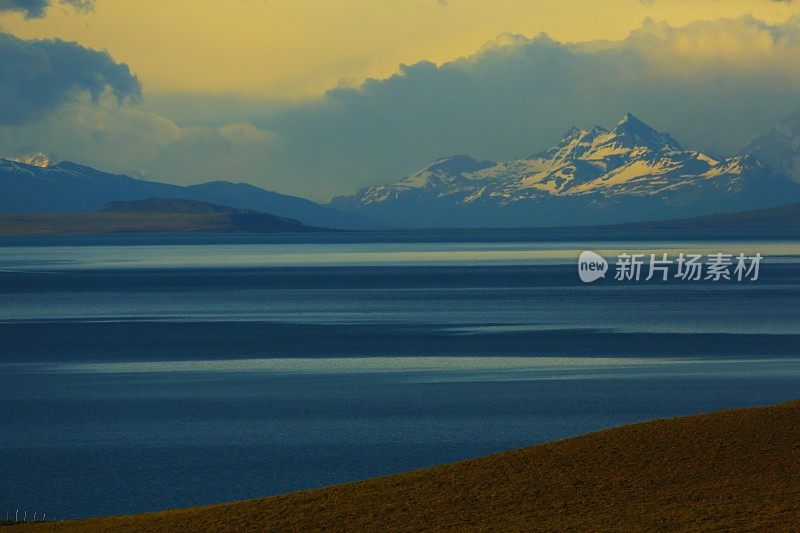 阿根廷的蓝色湖在戏剧性的日出，巴塔哥尼亚，艾尔卡拉法特