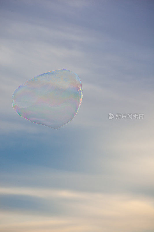 巨大的气泡漂浮在蓝天与白云