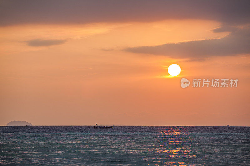 在海上日落