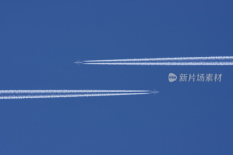 两架飞机在蓝色的天空与蒸汽痕迹