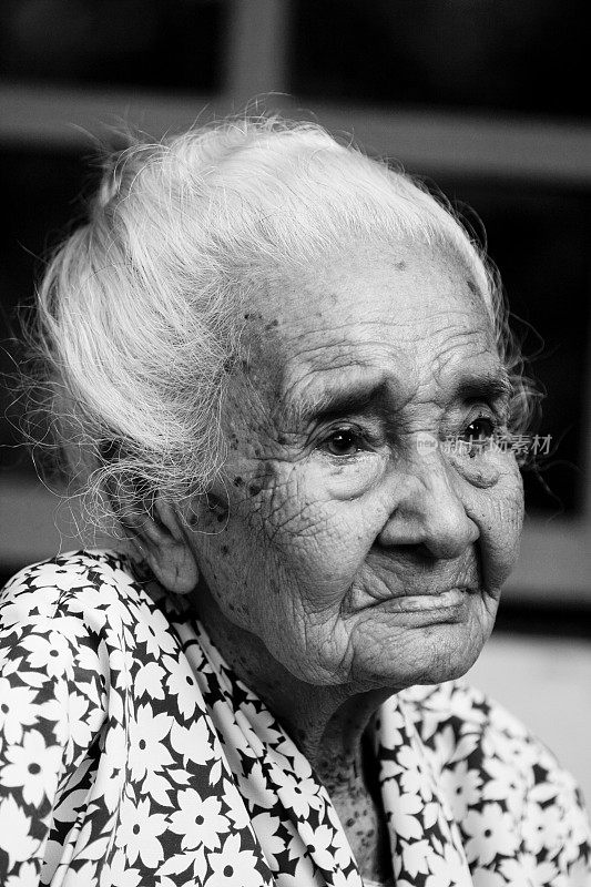 印度尼西亚松巴岛上的老妇人。