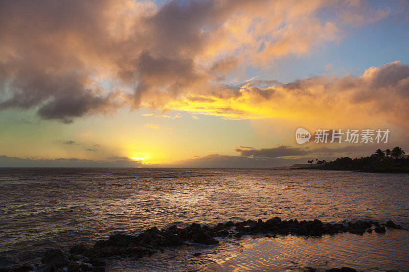 考艾岛海滩的日落