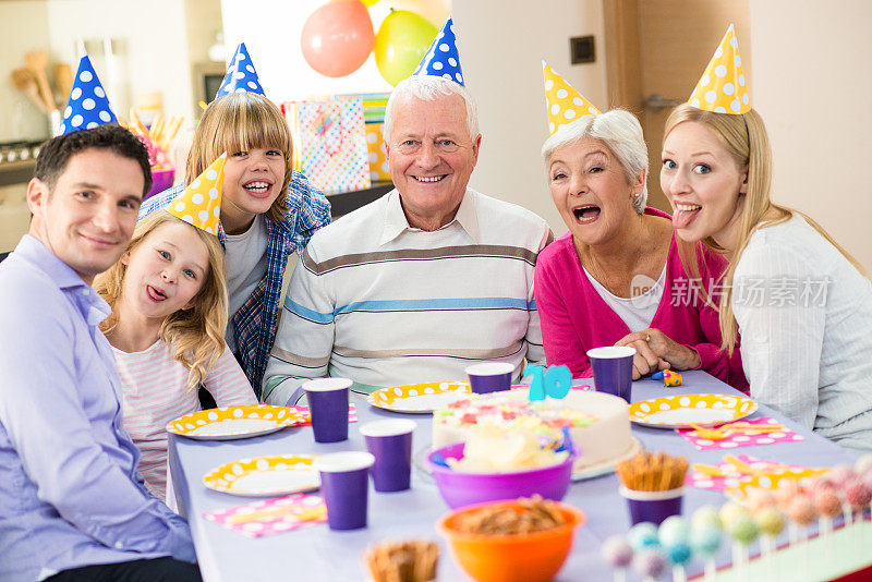 在爷爷的生日聚会上，快乐的一家人