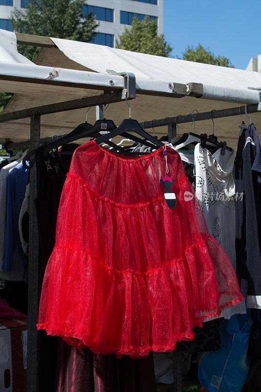复古市场上的红色衬裙