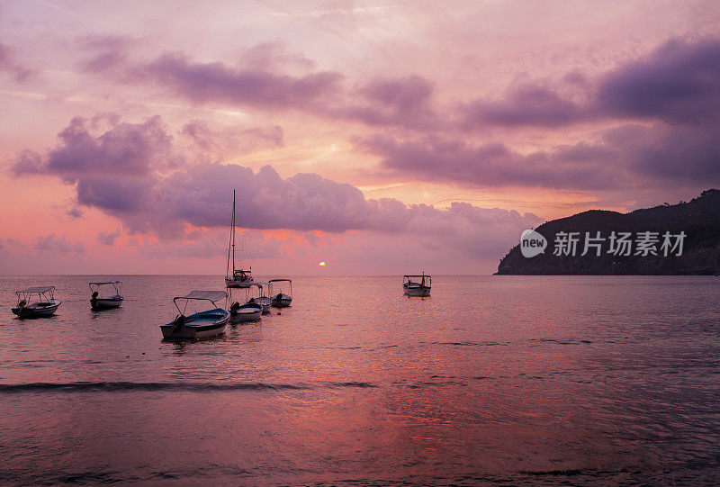 意大利莱万托湾，日落与船