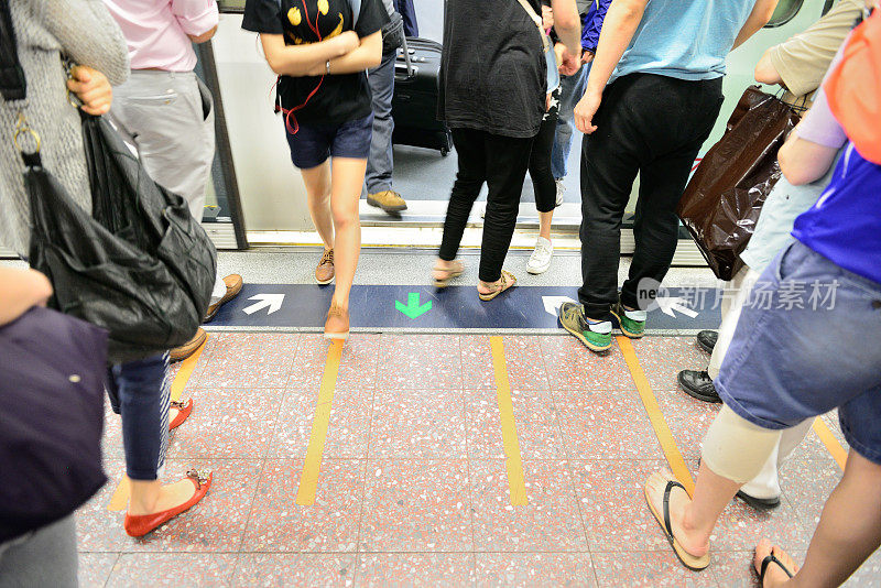 香港乘客在地铁里，运动模糊