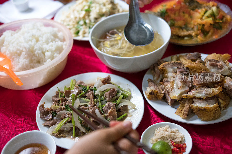 北越家庭晚餐，米饭，汤，牛肉和蔬菜，猪肉