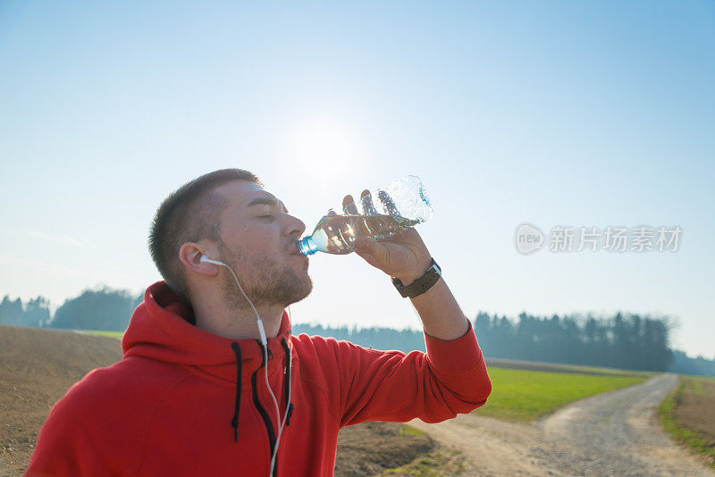 运动员跑步后喝水