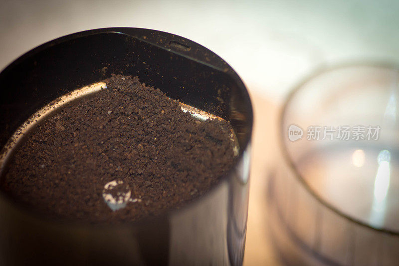 用研磨机研磨咖啡豆