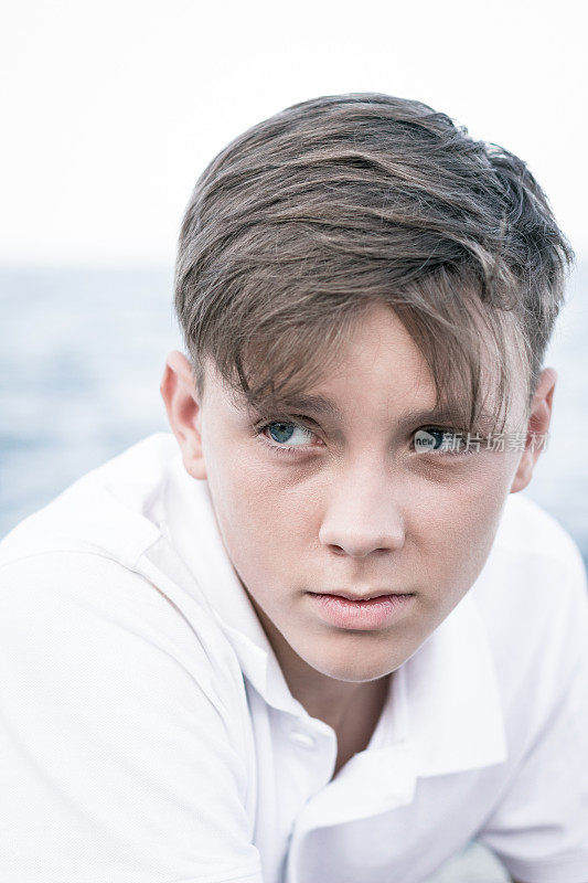 深蓝色的眼睛里充满了悲伤