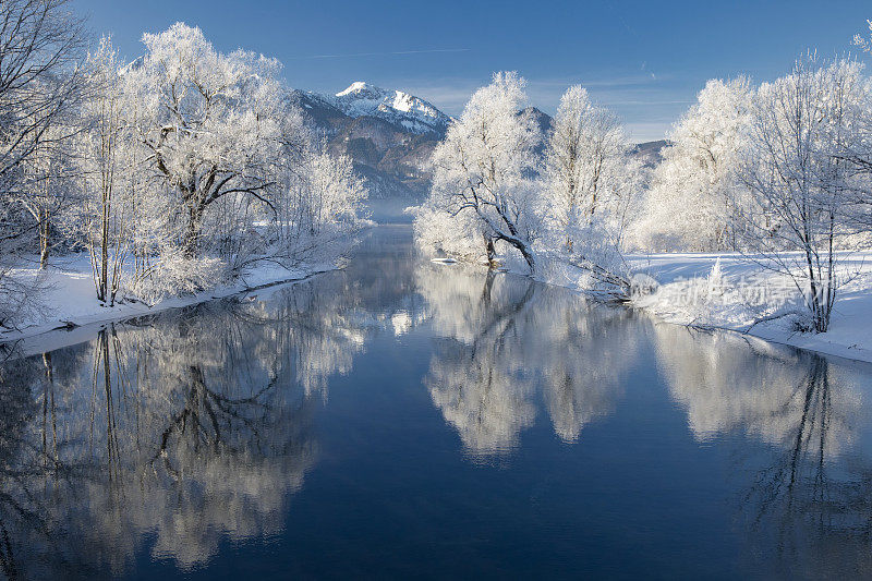冬季，在巴伐利亚阿尔卑斯山脉，Loisach河进入Kochel湖