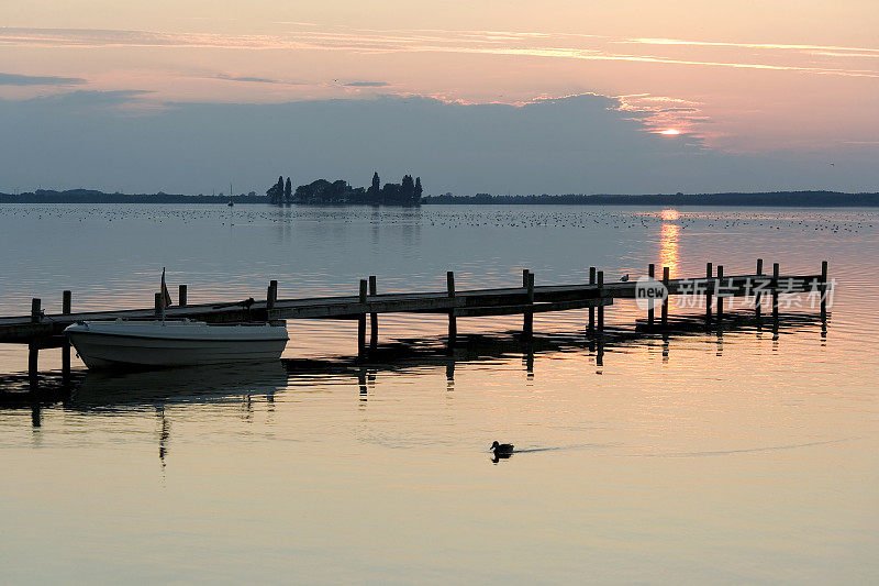 小船在湖边码头与日落云景