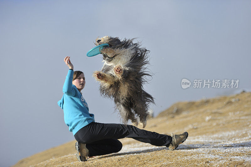 阳光明媚的冬日，玩飞盘再好不过了