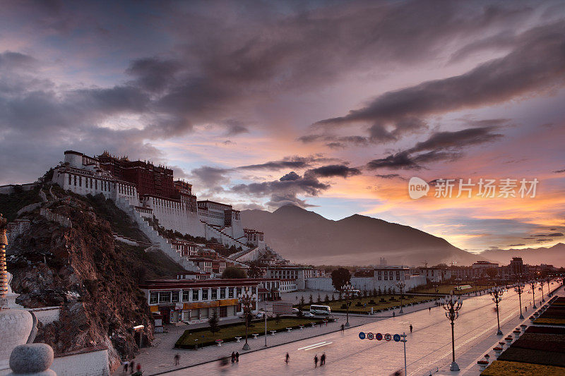 西藏拉萨的黎明