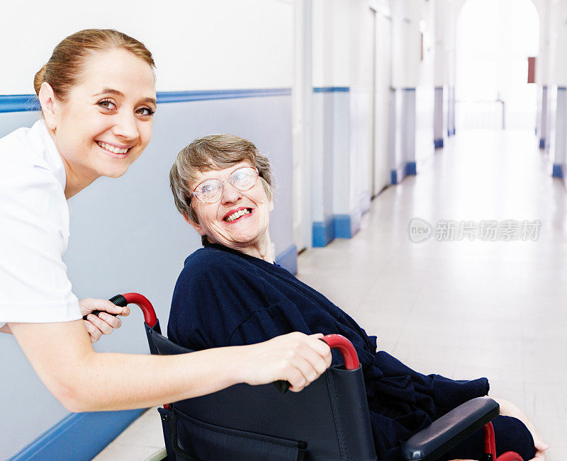 快乐的在养老院:微笑的老奶奶和护士