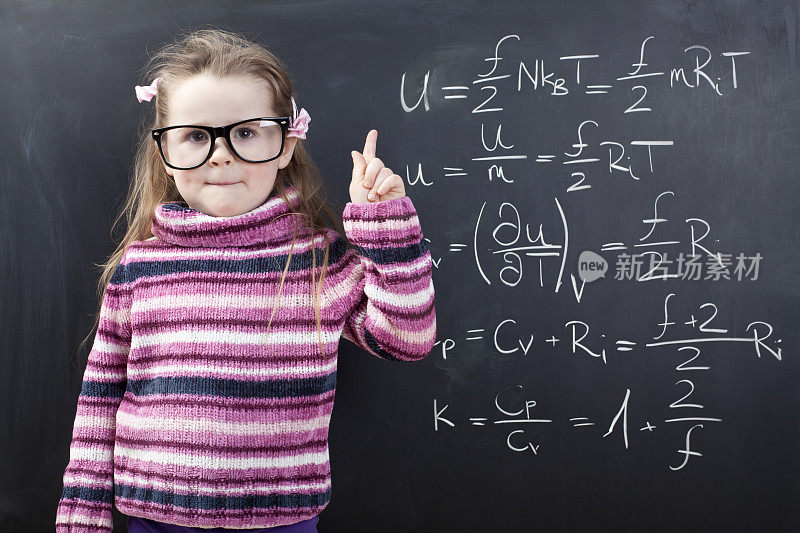 一个女孩在黑板前做复杂的数学题