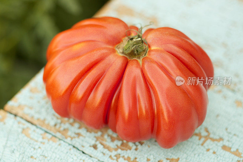 质朴的桌子上放着大的生番茄