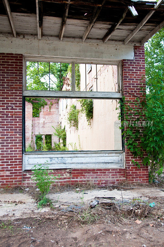 废弃结构的窗户