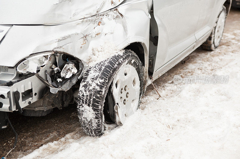冬季汽车事故-车头受损的车辆