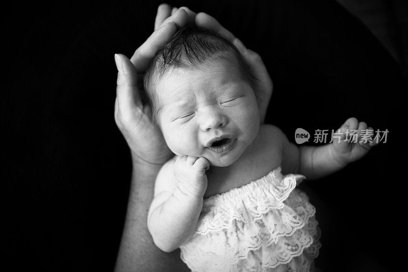 新生儿睡在爸爸的手里